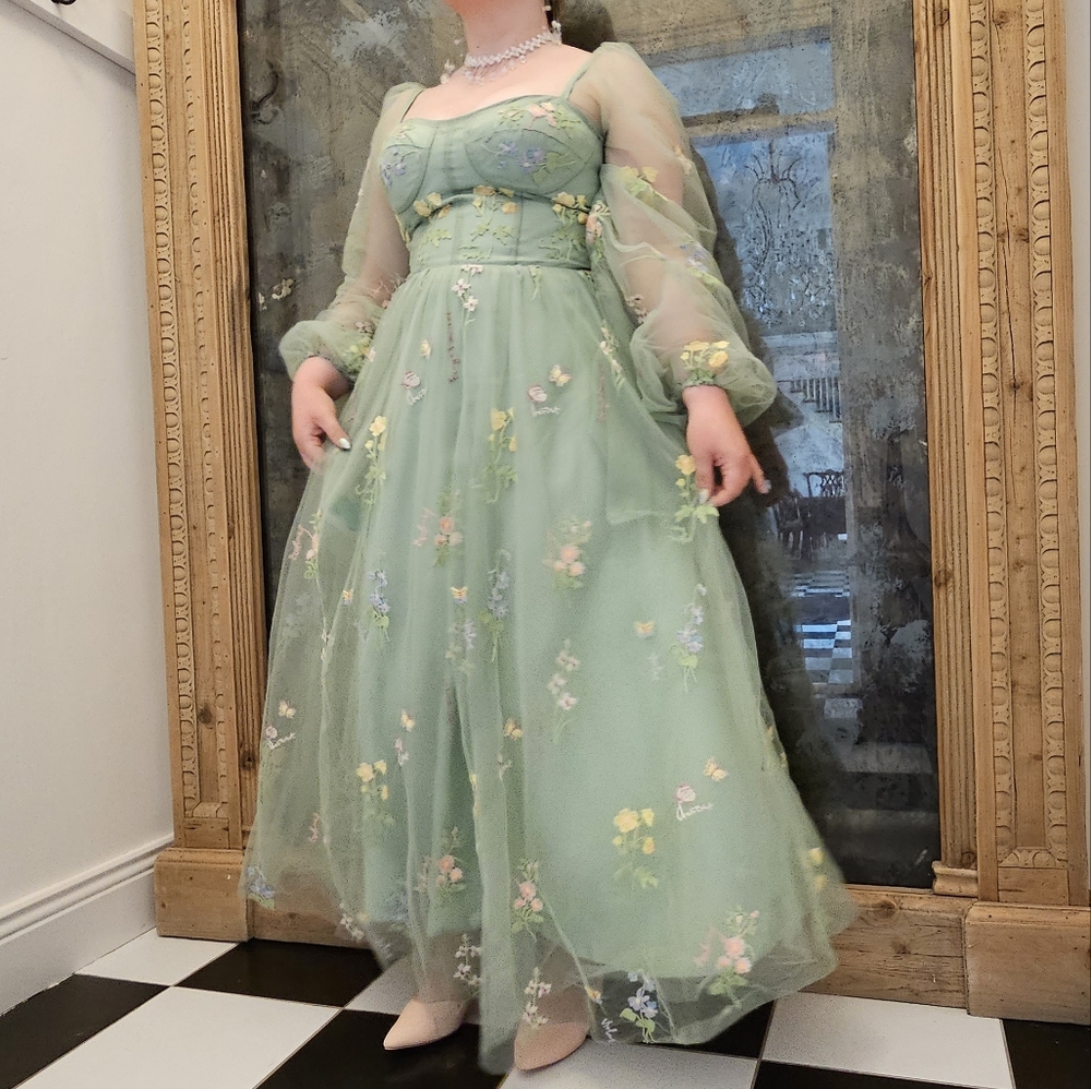 Puffy sleeve embroidery gown